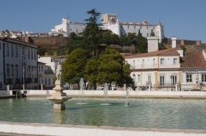 springvand foran, slot i baggrunden