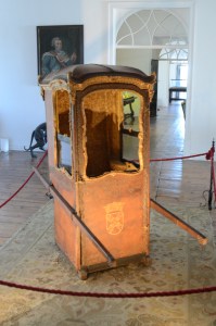 når vinni sælger mercedesen vil hun have en sådan og 4 strandløver med 6-pack mave muskler til at bære hende rundt